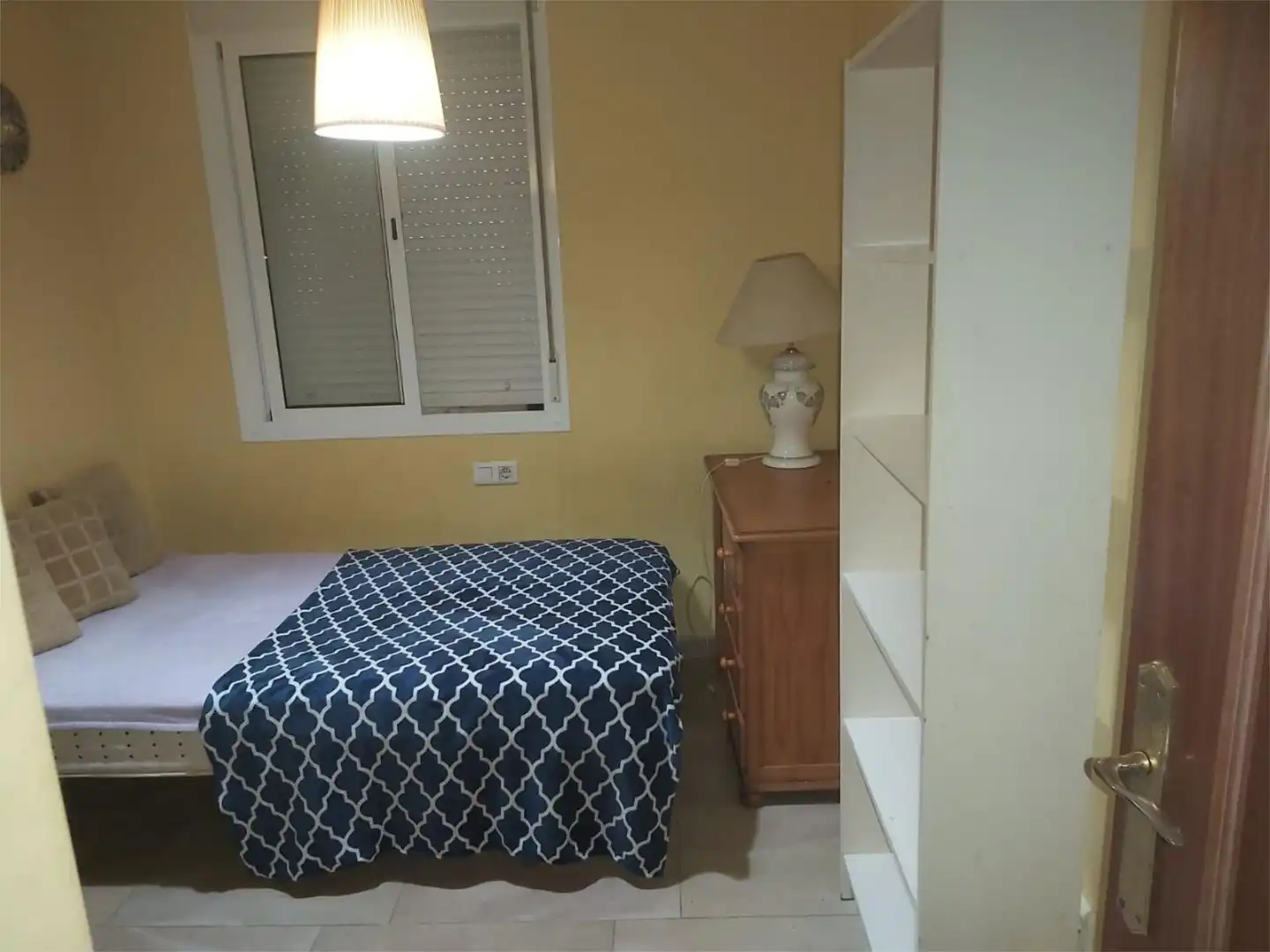Habitació a Calle Bonares, 5, Isla Chica Dormitori de Pis per a compartir en Huelva amb Calefacció i Moblat
