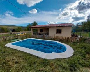 Piscina de Casa o xalet en venda en La Robla  amb Terrassa i Piscina