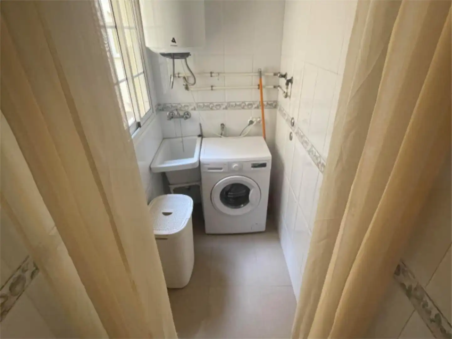 Badezimmer von Wohnung zur Miete in Roquetas de Mar mit Klimaanlage, Heizung und Terrasse