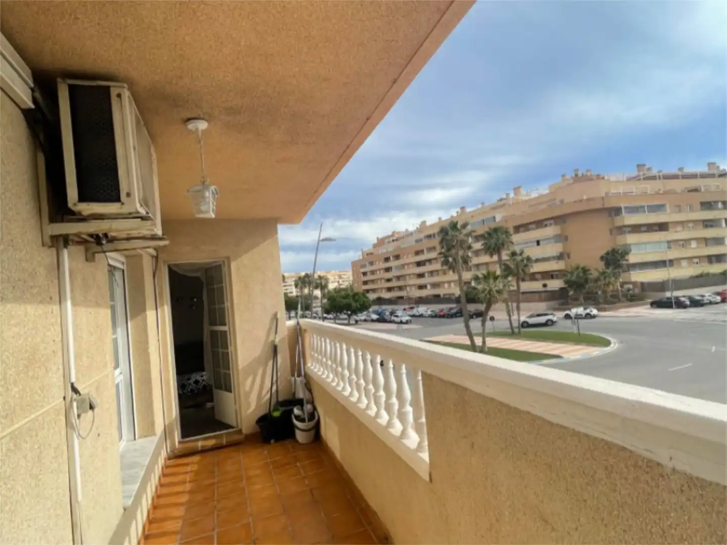 Außenansicht von Wohnung zur Miete in Roquetas de Mar mit Klimaanlage, Heizung und Terrasse