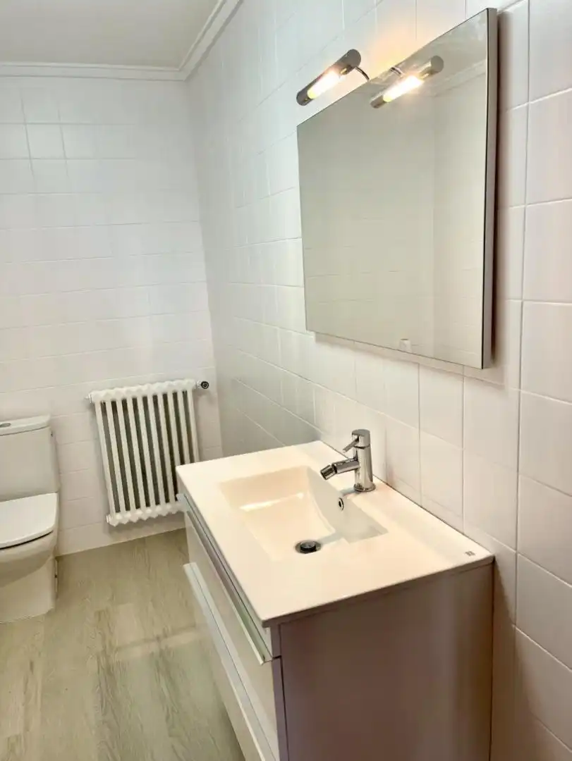 Bathroom of Flat for share in Chantada  with Heating, Parquet flooring and Furnished