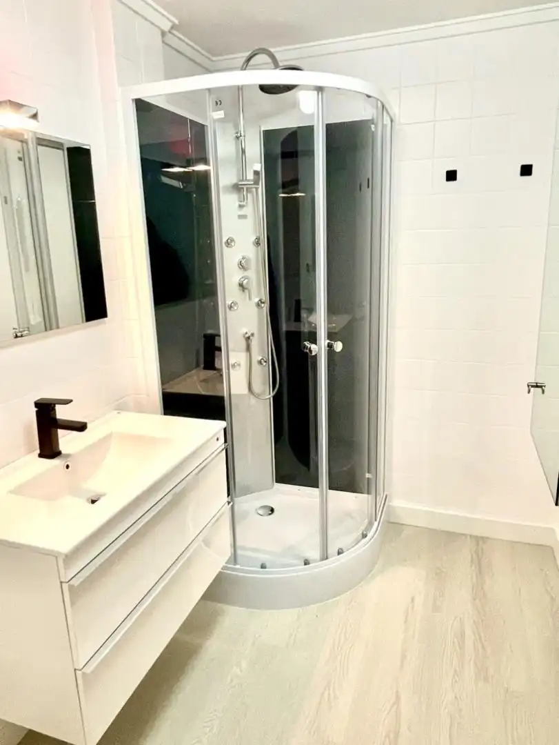 Bathroom of Flat for share in Chantada  with Heating, Parquet flooring and Furnished