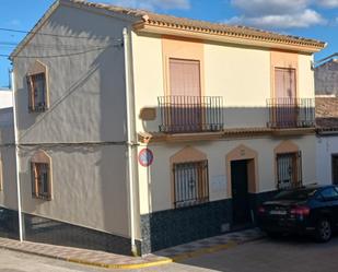 Vista exterior de Casa adosada en venda en Cabra del Santo Cristo amb Aire condicionat, Terrassa i Balcó