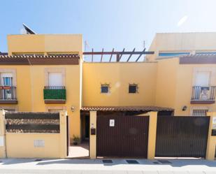 Außenansicht von Einfamilien-Reihenhaus miete in Rota mit Klimaanlage, Terrasse und Balkon