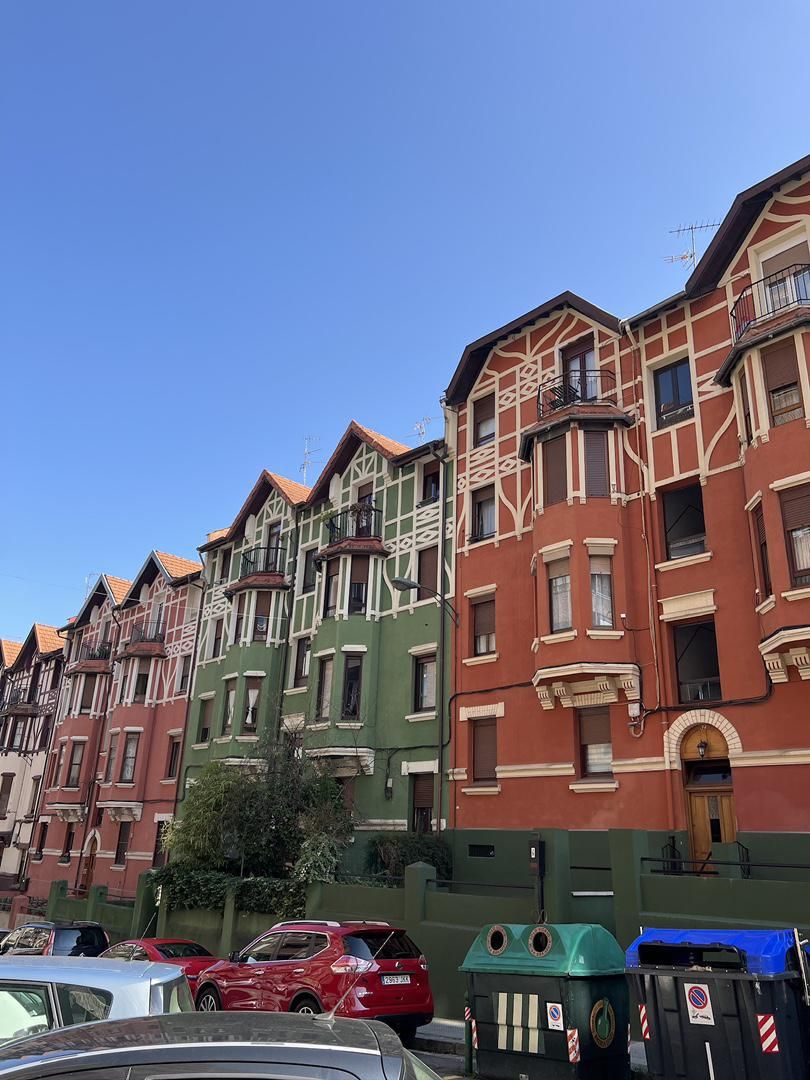 Vista exterior de Planta baixa per a compartir en Bilbao  amb Calefacció, Parquet i Moblat