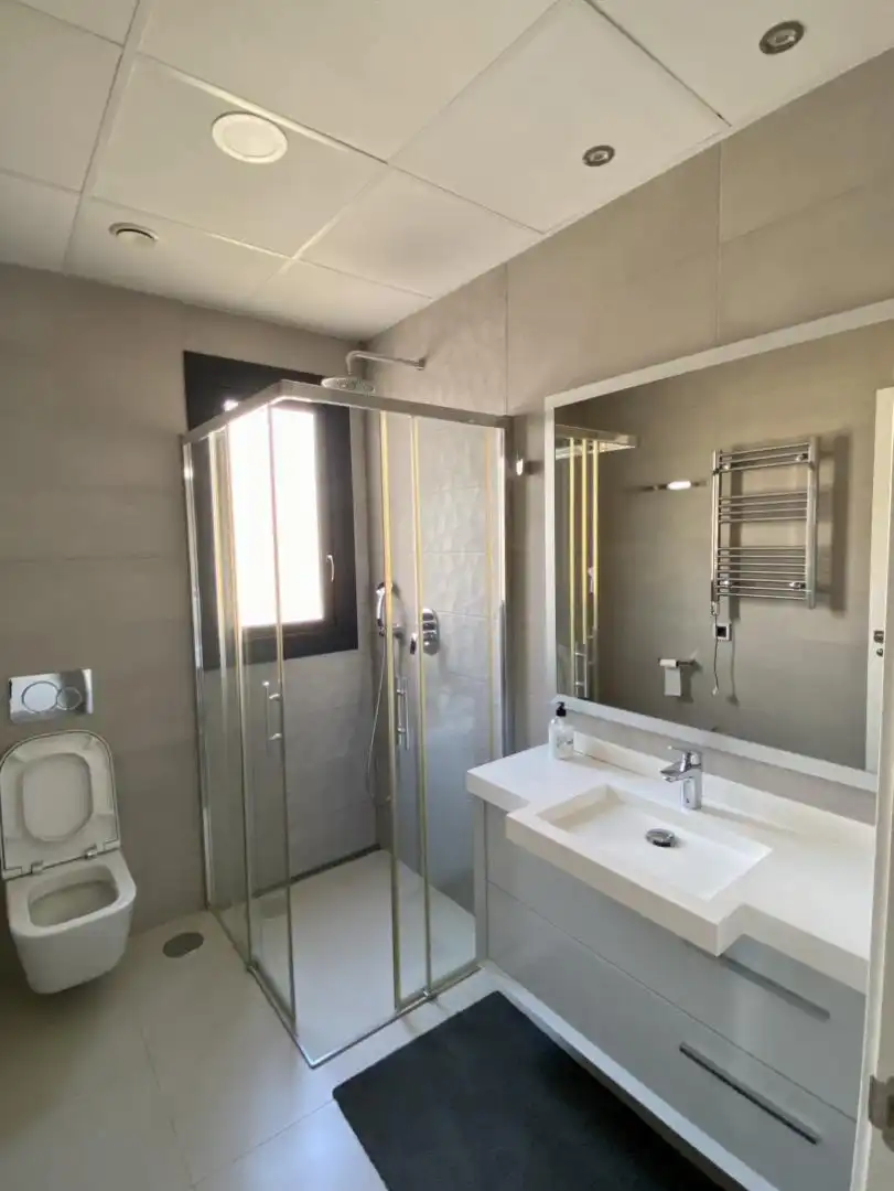 Bathroom of Flat for rent in Benidorm  with Air Conditioner, Heating and Terrace