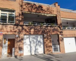 Vista exterior de Casa adosada en venda en Parets del Vallès amb Aire condicionat, Terrassa i Balcó