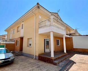 Vista exterior de Casa o xalet en venda en Los Santos de la Humosa amb Terrassa