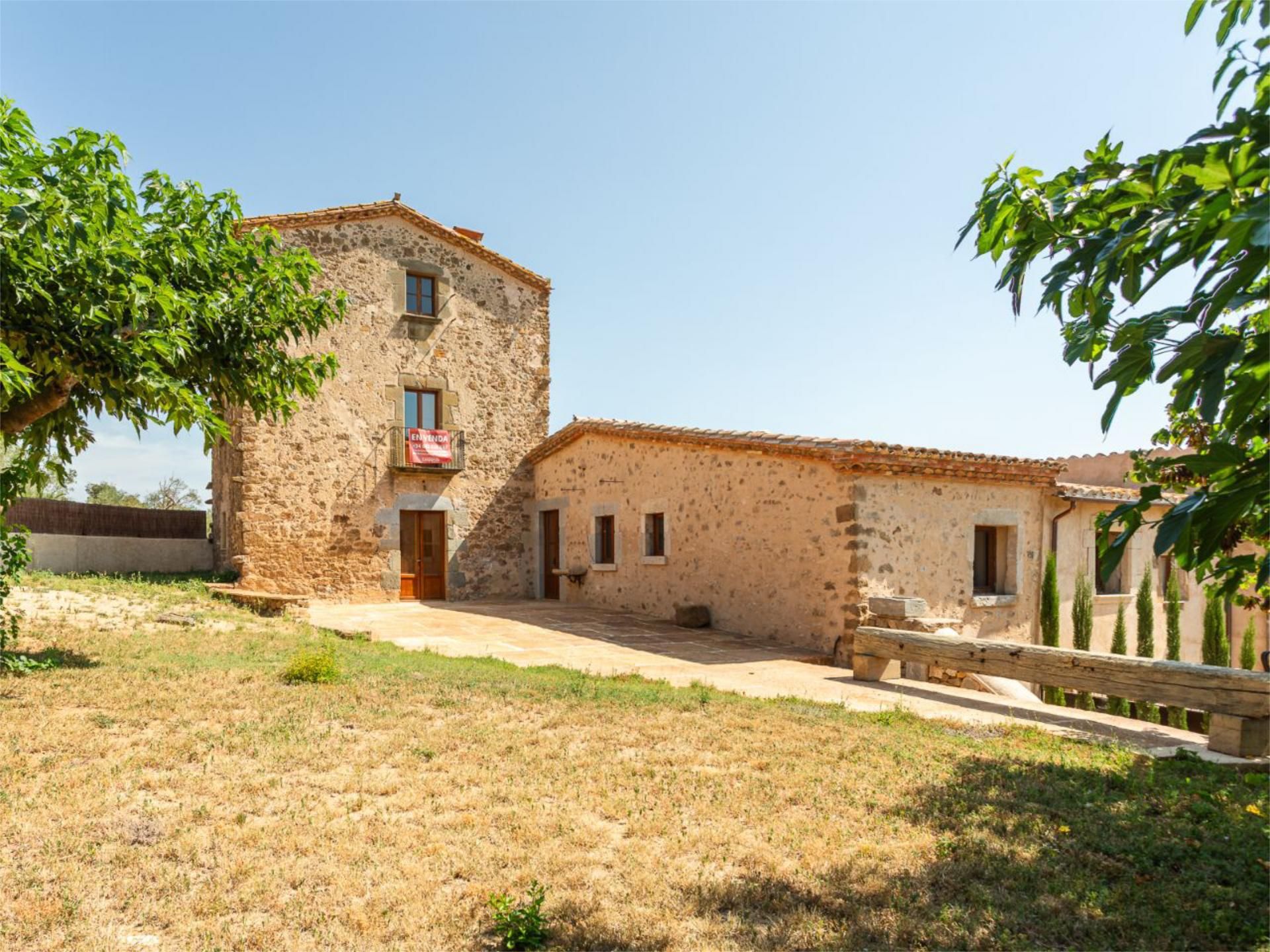 Vista exterior de Finca rústica en venda en Serra de Daró amb Jardí privat