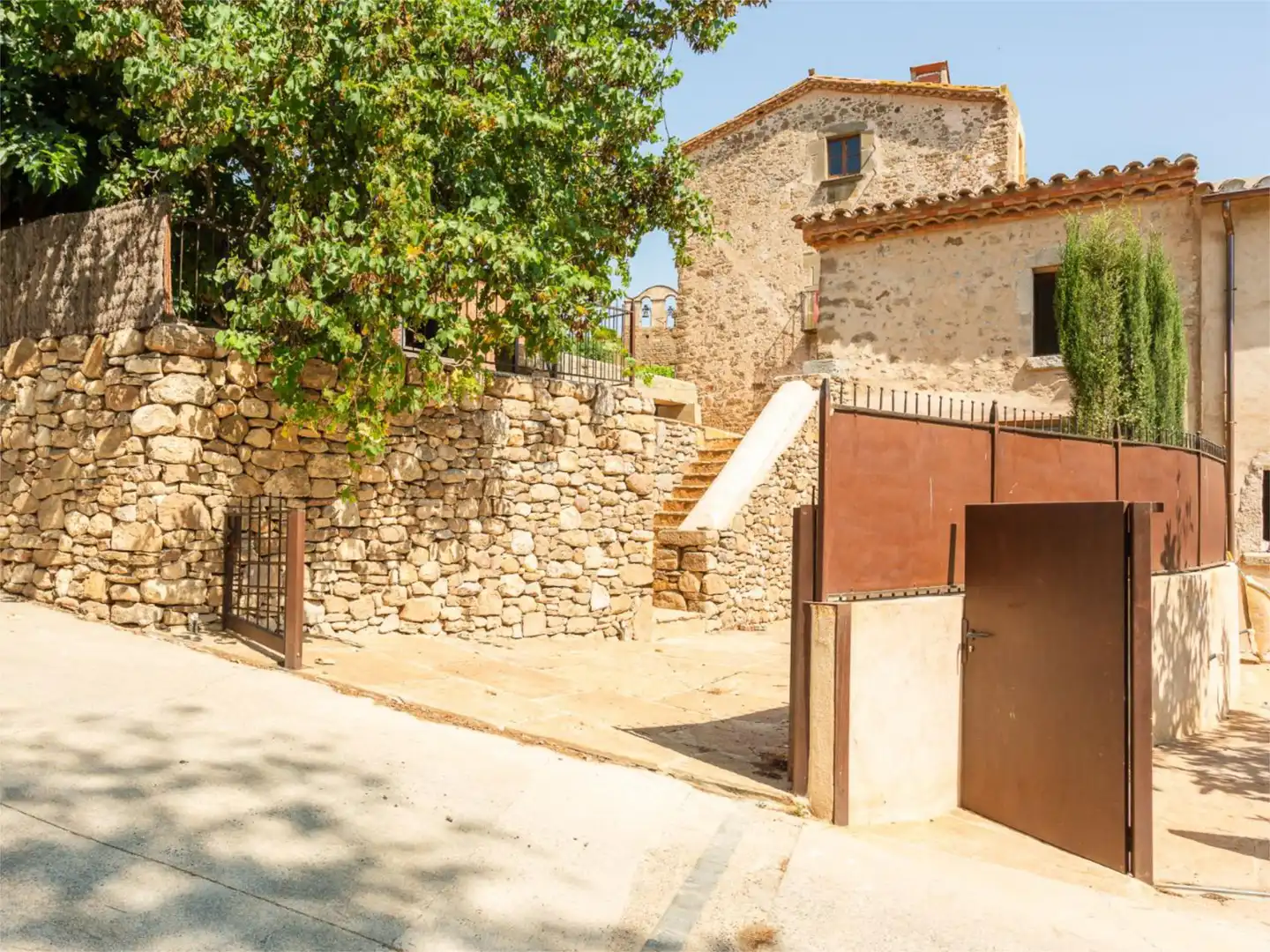 Finca rústica en venta en Plaça St Iscle, 1, Serra de Daró Vista exterior de Finca rústica en venta en Serra de Daró con Jardín privado