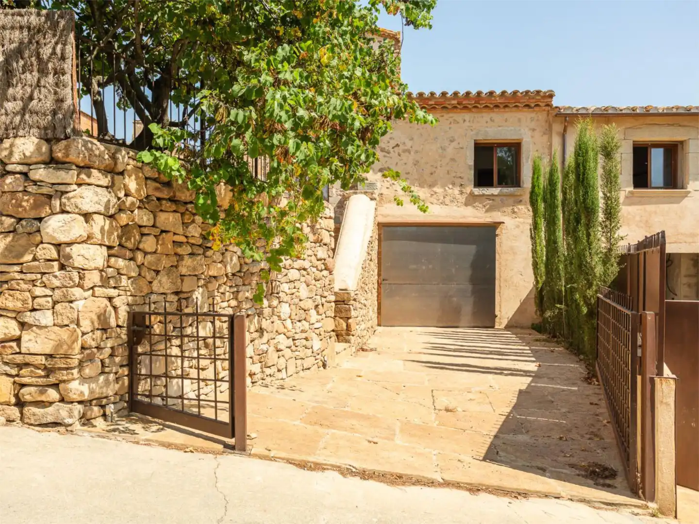 Finca rústica en venta en Plaça St Iscle, 1, Serra de Daró Vista exterior de Finca rústica en venta en Serra de Daró con Jardín privado