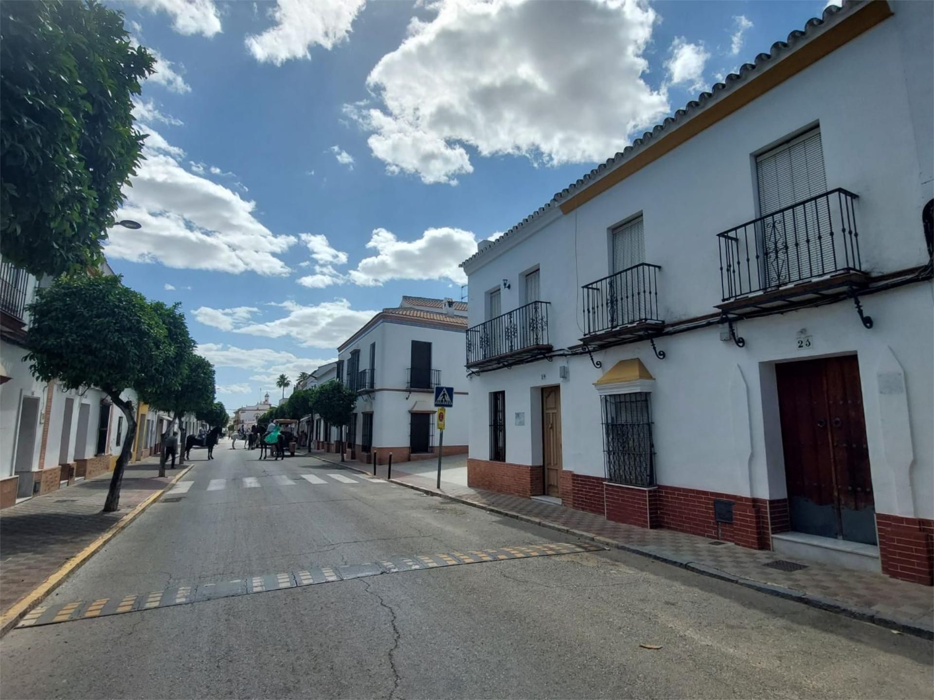 Vista exterior de Casa adosada en venda en Aznalcázar amb Aire condicionat i Balcó