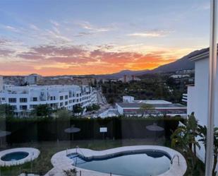 Vista exterior de Pis en venda en Estepona amb Aire condicionat, Terrassa i Piscina