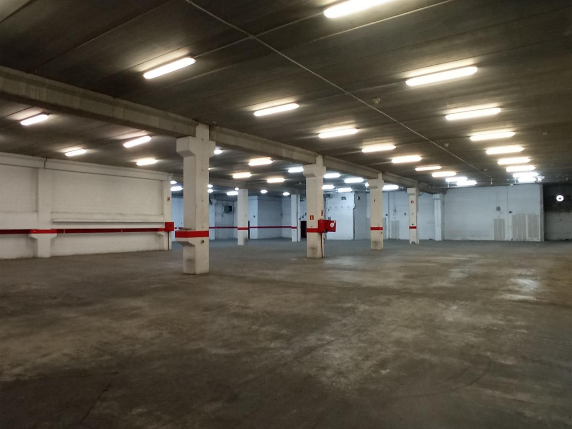 Aparcament de Nau industrial en venda en Rubí