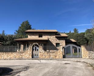 Vista exterior de Casa o xalet en venda en El Boalo - Cerceda – Mataelpino amb Jardí privat i Terrassa