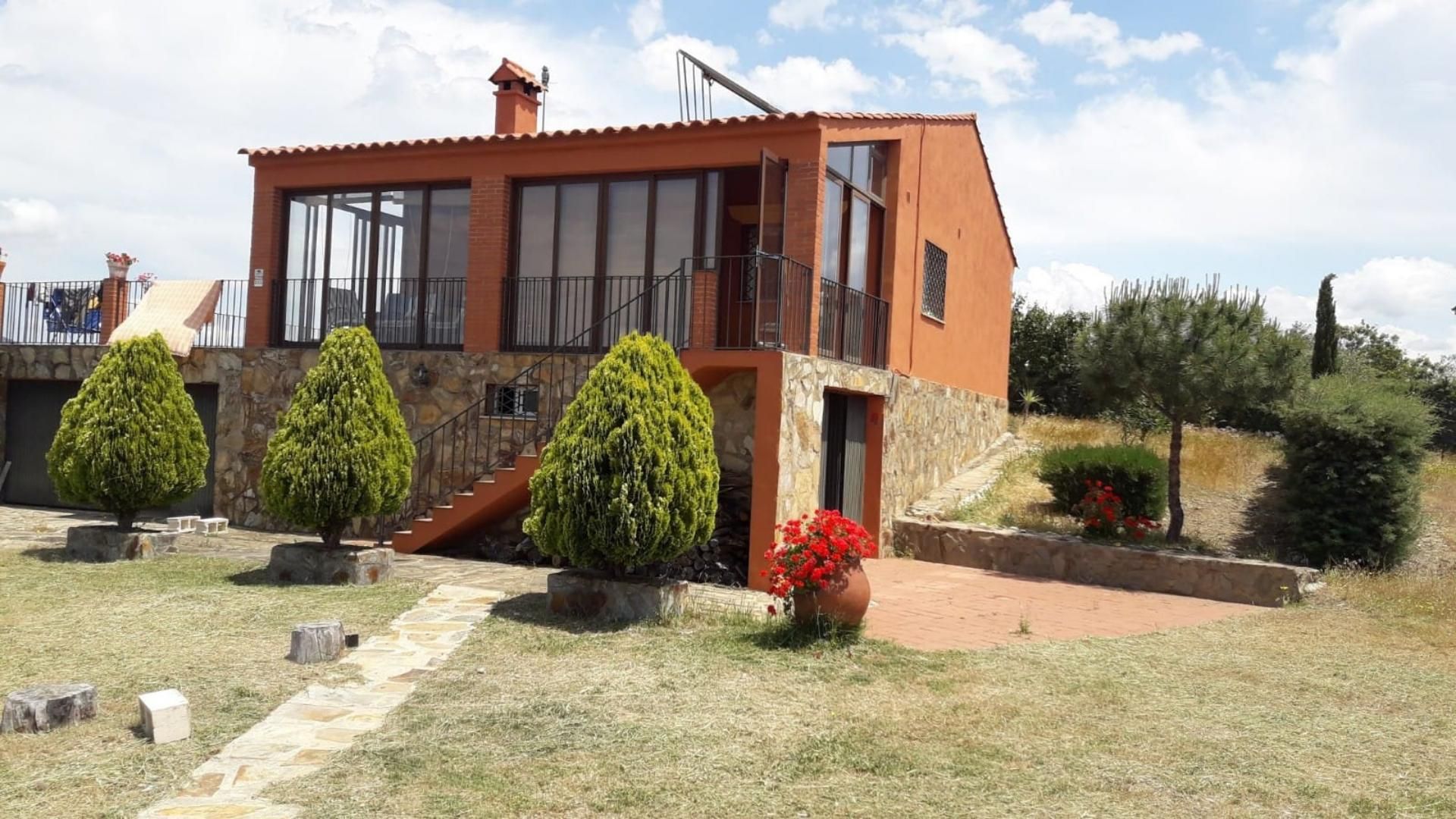 Vista exterior de Casa o xalet en venda en Orellana de la Sierra amb Jardí privat, Terrassa i Traster