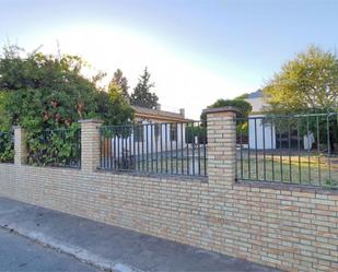 Vista exterior de Casa o xalet en venda en Espartinas amb Aire condicionat, Terrassa i Piscina