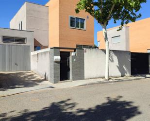 Vista exterior de Casa o xalet en venda en Bargas amb Aire condicionat i Piscina