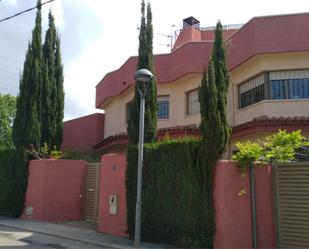 Vista exterior de Casa o xalet en venda en Cambrils amb Aire condicionat, Terrassa i Piscina