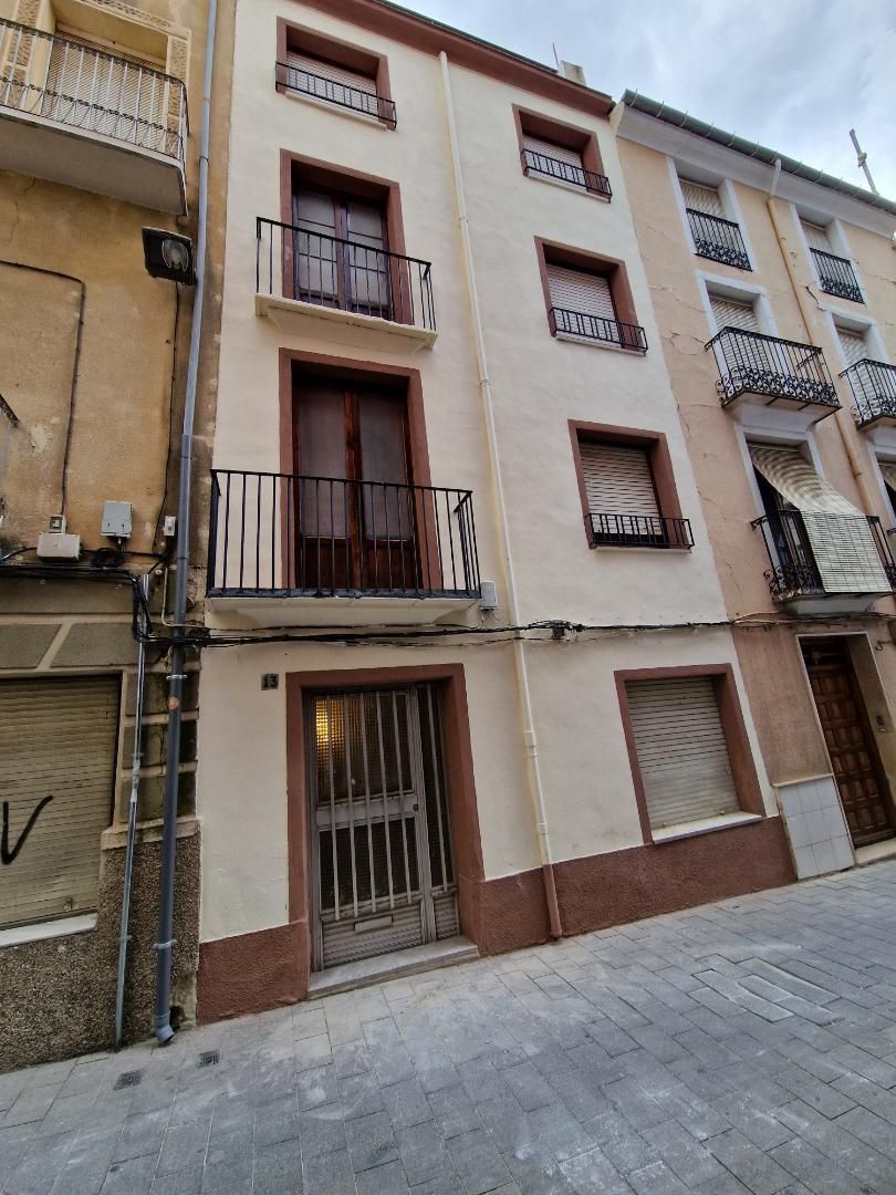 Vista exterior de Casa adosada de lloguer en Ibi amb Terrassa i Balcó