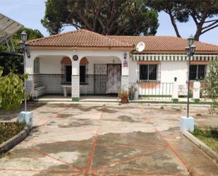 Vista exterior de Casa o xalet en venda en Chiclana de la Frontera amb Jardí privat, Traster i Piscina