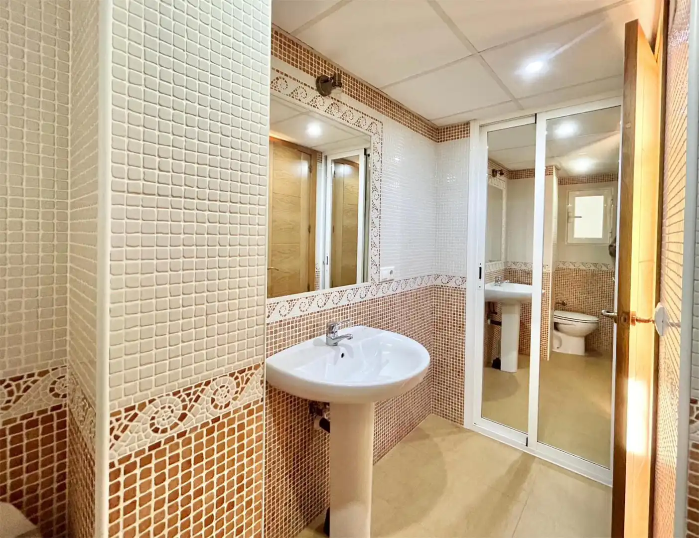 Flat for sale in Pasaje Aguilar de la Frontera, 5, Sector Sur Bathroom of Flat for sale in Córdoba Capital with Air Conditioner