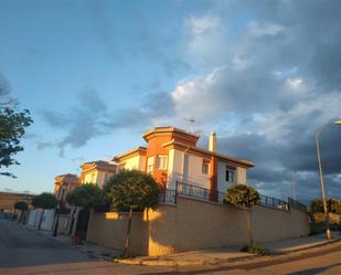 Vista exterior de Casa o xalet en venda en Huétor Vega amb Piscina