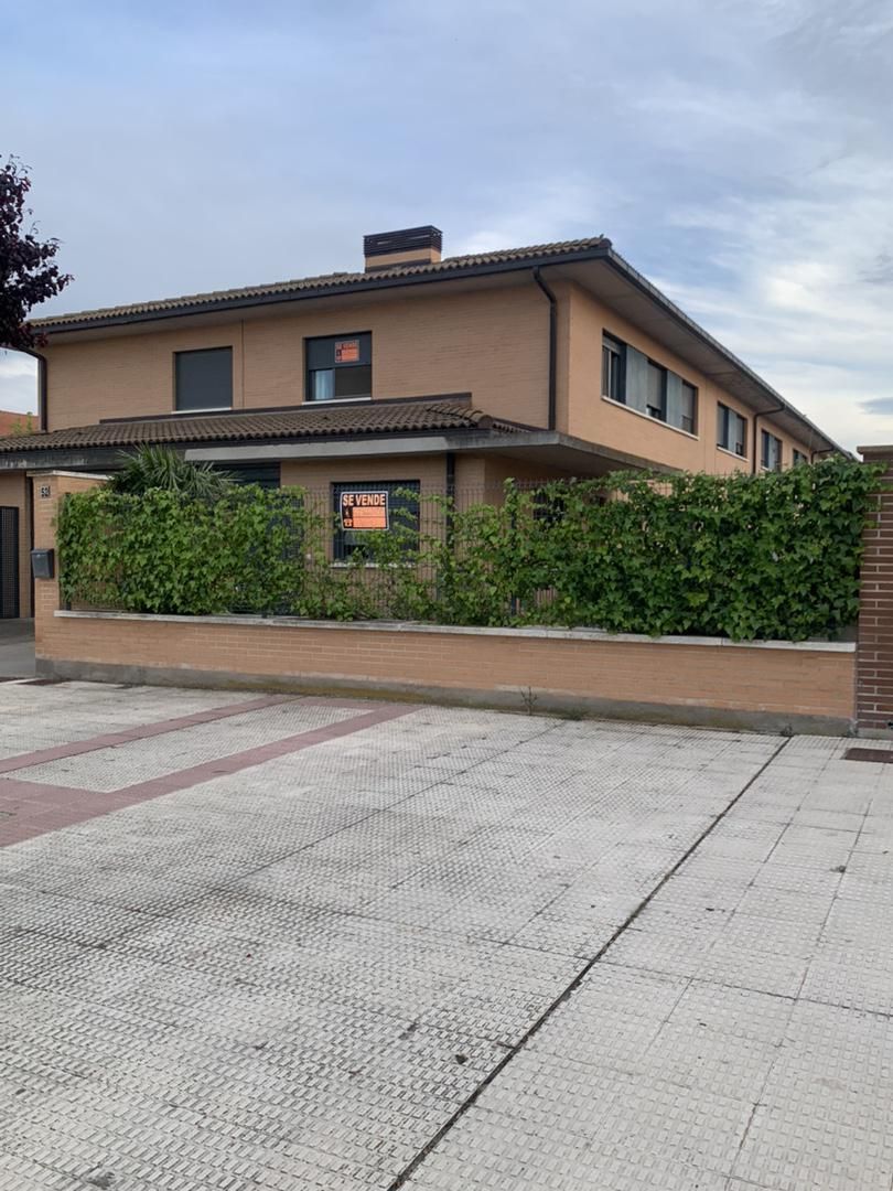 Vista exterior de Casa adosada en venda en Castejón (Navarra) amb Calefacció, Jardí privat i Parquet