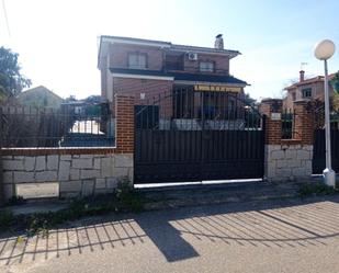 Vista exterior de Casa o xalet en venda en El Casar de Escalona amb Aire condicionat, Terrassa i Piscina