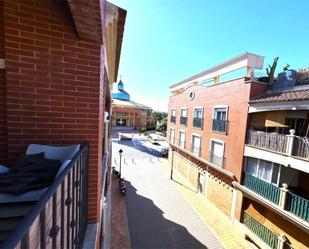 Vista exterior de Pis en venda en San Pedro del Pinatar amb Aire condicionat, Terrassa i Piscina