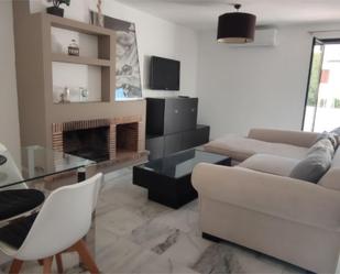 Living room of Single-family semi-detached to rent in Estepona  with Air Conditioner, Terrace and Swimming Pool