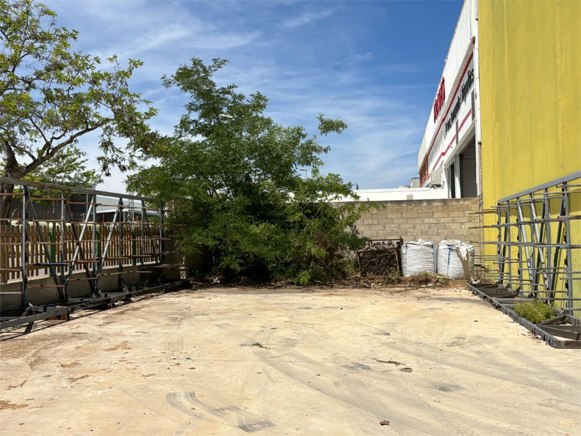 Industrial buildings to rent in Camarles