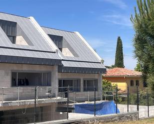 Exterior view of Single-family semi-detached for sale in Pozuelo de Alarcón  with Air Conditioner, Terrace and Swimming Pool