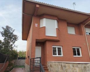 Vista exterior de Casa o xalet en venda en Villaviciosa de Odón amb Terrassa i Balcó