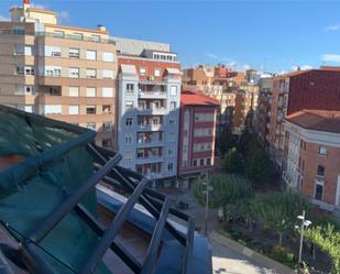 Vista exterior de Àtic en venda en León Capital  amb Calefacció, Parquet i Terrassa