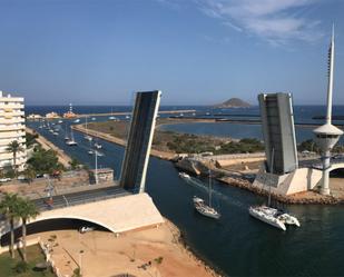 Vista exterior de Pis de lloguer en La Manga del Mar Menor amb Terrassa i Piscina