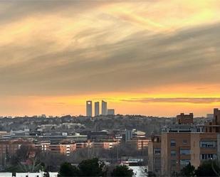 Vista exterior de Pis en venda en San Sebastián de los Reyes amb Aire condicionat, Terrassa i Piscina