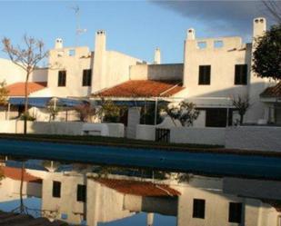 Vista exterior de Casa adosada de lloguer en Almonte amb Jardí privat, Terrassa i Piscina