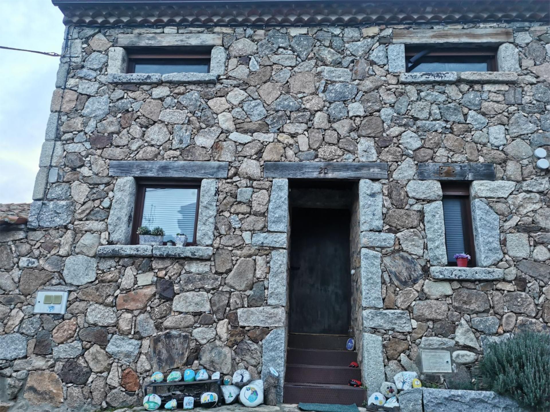 Vista exterior de Casa adosada en venda en Piedrahíta amb Calefacció i Moblat