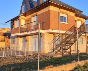 Vista exterior de Casa o xalet en venda en Villamejil amb Terrassa i Balcó