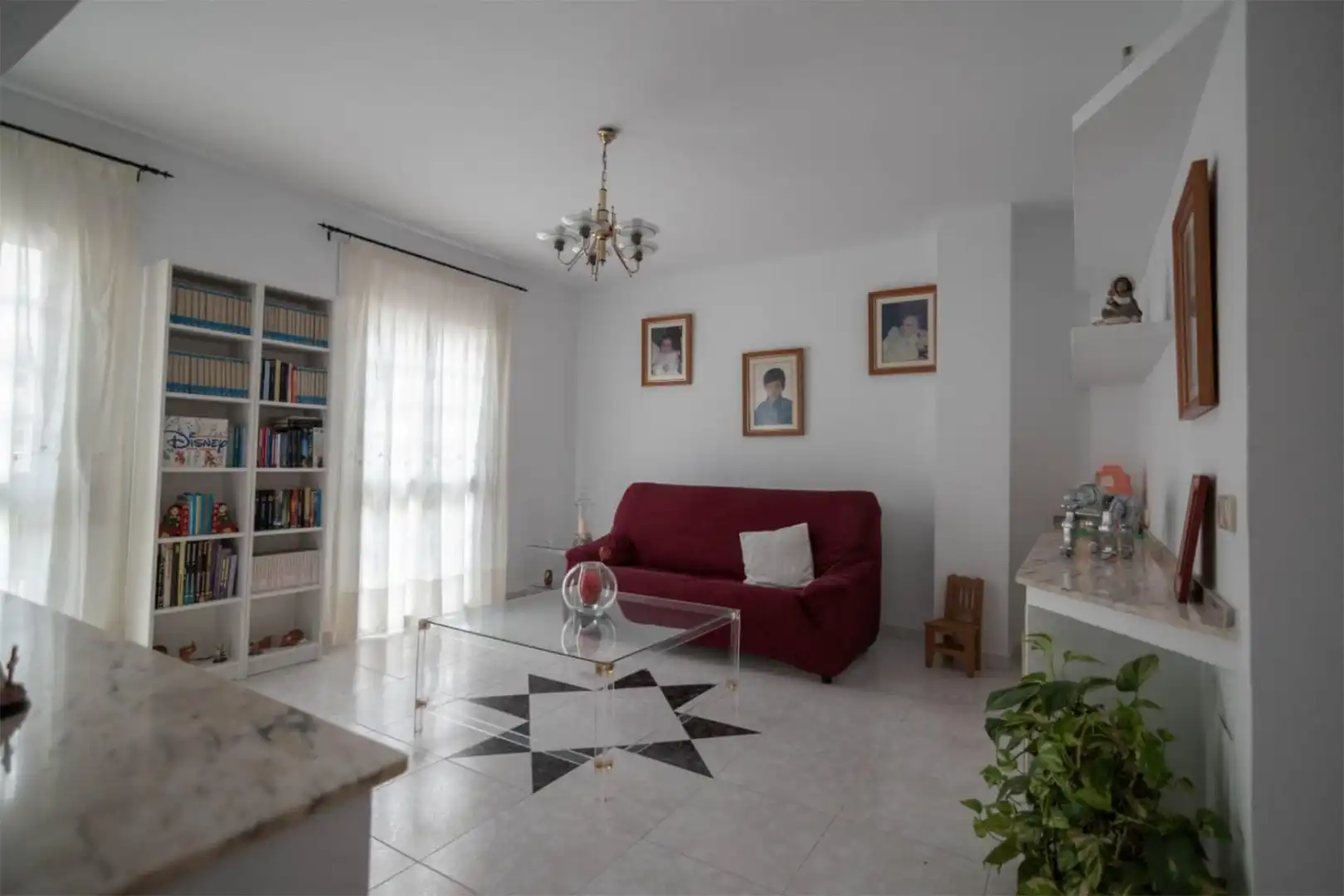 Sala d'estar de Casa adosada en venda en Mijas amb Aire condicionat, Terrassa i Balcó