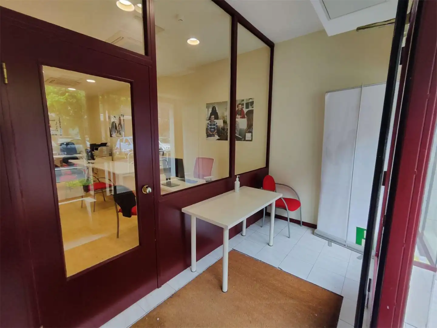 Commercial properties for rent in Travesía Acella, 1, Mendebaldea - Ermitagaña Commercial properties for rent in Pamplona / Iruña with Air Conditioner, Parquet flooring and Furnished