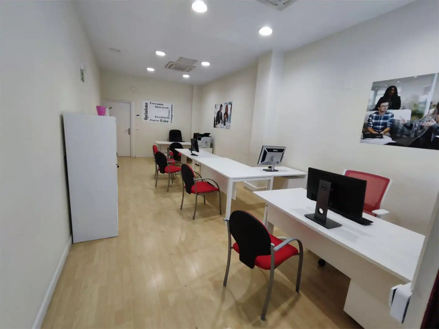 Commercial properties for rent in Travesía Acella, 1, Mendebaldea - Ermitagaña Commercial properties for rent in Pamplona / Iruña with Air Conditioner, Parquet flooring and Furnished