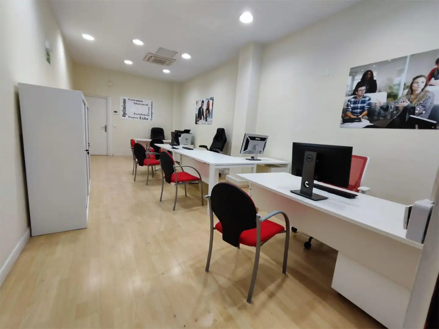 Commercial properties for rent in Travesía Acella, 1, Mendebaldea - Ermitagaña Commercial properties for rent in Pamplona / Iruña with Air Conditioner, Parquet flooring and Furnished