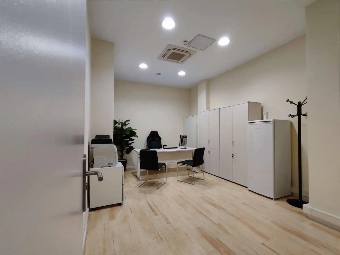 Commercial properties for rent in Travesía Acella, 1, Mendebaldea - Ermitagaña Commercial properties for rent in Pamplona / Iruña with Air Conditioner, Parquet flooring and Furnished