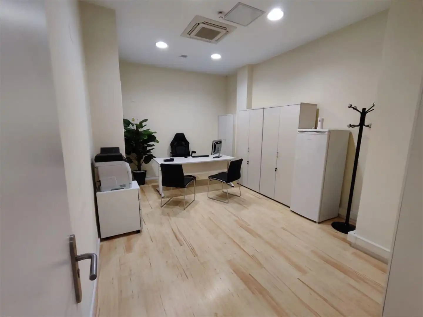 Commercial properties for rent in Travesía Acella, 1, Mendebaldea - Ermitagaña Commercial properties for rent in Pamplona / Iruña with Air Conditioner, Parquet flooring and Furnished