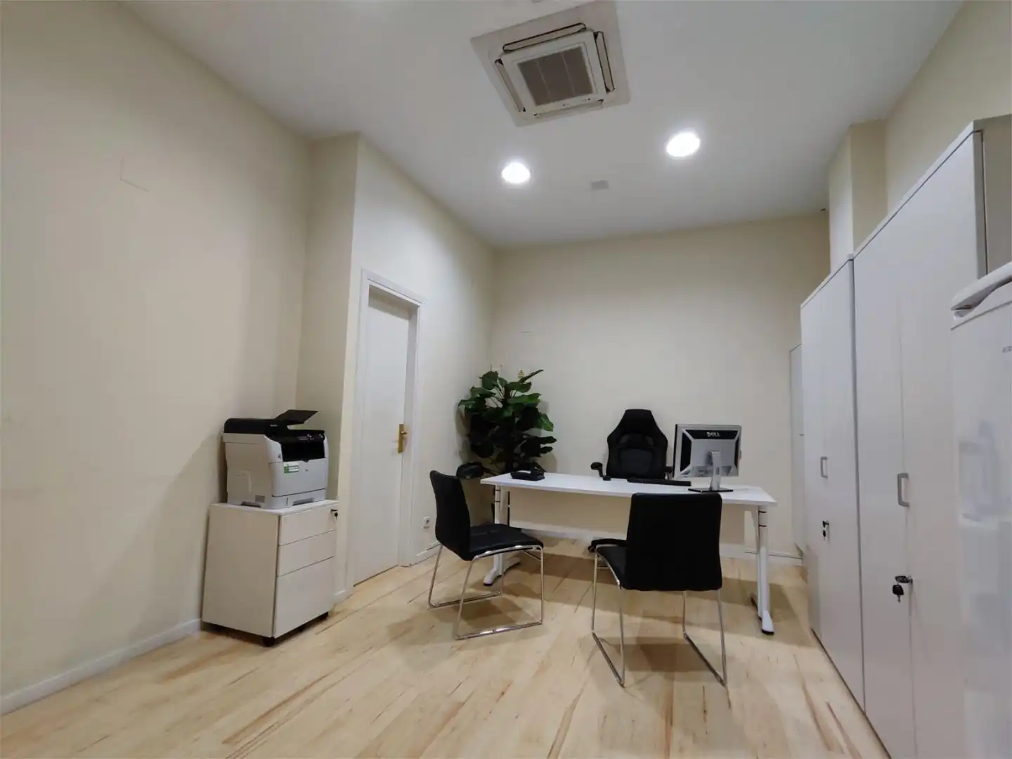 Commercial properties for rent in Travesía Acella, 1, Mendebaldea - Ermitagaña Commercial properties for rent in Pamplona / Iruña with Air Conditioner, Parquet flooring and Furnished