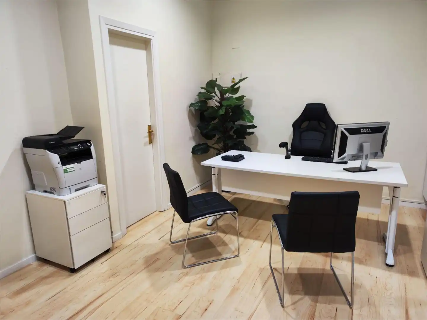 Commercial properties for rent in Travesía Acella, 1, Mendebaldea - Ermitagaña Commercial properties for rent in Pamplona / Iruña with Air Conditioner, Parquet flooring and Furnished
