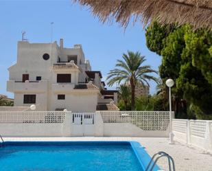 Vista exterior de Pis de lloguer en La Manga del Mar Menor amb Aire condicionat, Terrassa i Piscina