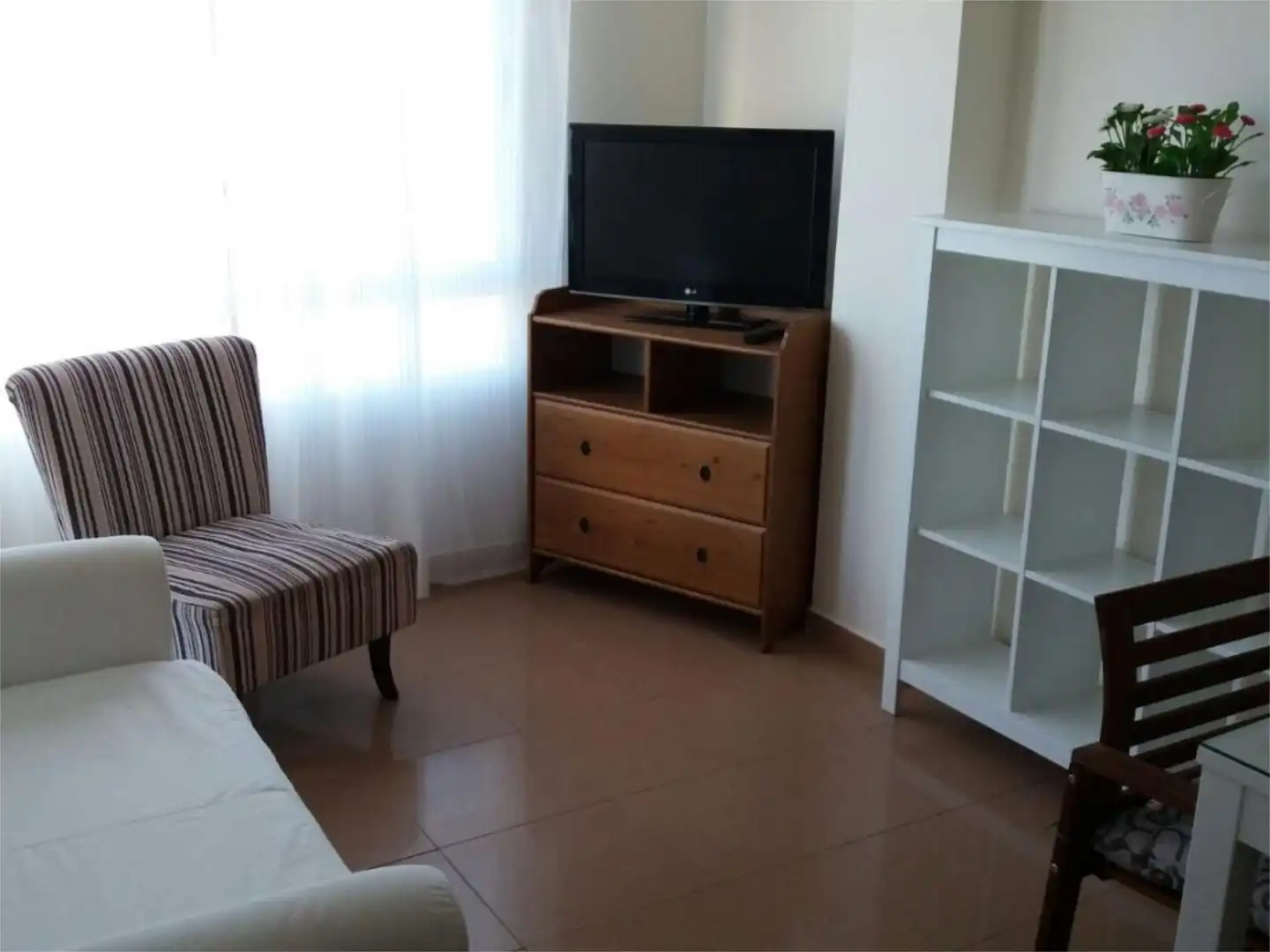 Apartamento de alquiler en Calle Santa Marta, 1, Centro - La Costilla Sala de estar de Apartamento de alquiler en Rota con Calefacción, Jardín privado y Amueblado